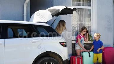 女人和她的孩子正在叫他们的狗上车，然后把行李装上车